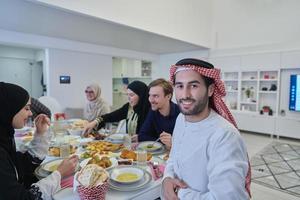 familia musulmana teniendo iftar juntos durante el ramadán. foto