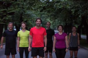 equipo de corredores en el entrenamiento nocturno foto