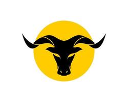silueta de cabeza de toro con sol amarillo detrás vector