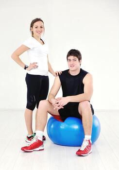 feliz pareja joven entrenamiento físico y diversión foto