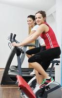 entrenamiento de mujer en el gimnasio en la pista de atletismo foto