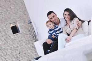 familia joven feliz divertirse en casa foto