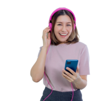 femme asiatique dansant avec un smartphone, écoutant de la musique dans des écouteurs sur l'application de téléphone portable. png