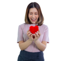 joven mujer asiática con fondo aislado de corazón rojo png