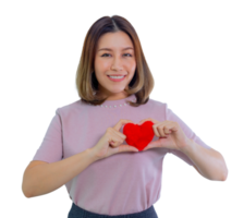 joven mujer asiática con fondo aislado de corazón rojo png