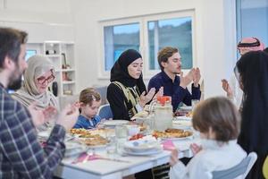 familia musulmana haciendo iftar dua para romper el ayuno durante el ramadán. foto