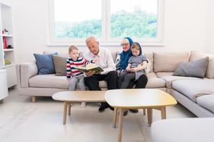 abuelos musulmanes modernos con nietos leyendo el Corán foto