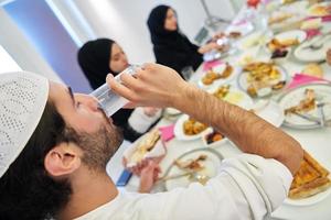 comenzando la cena iftar durante el mes sagrado del ramadán foto
