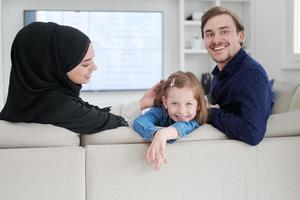 feliz familia musulmana divirtiéndose en casa foto