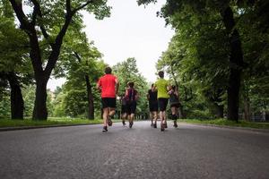 equipo de corredores en el entrenamiento matutino foto