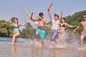 grupo de amigos felices divirtiéndose en el río foto