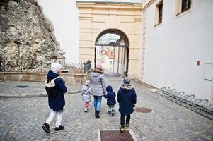 familia caminando en el histórico castillo de mikulov, moravia, república checa. antigua ciudad europea. foto