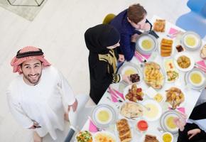 familia musulmana teniendo una fiesta de ramadán foto