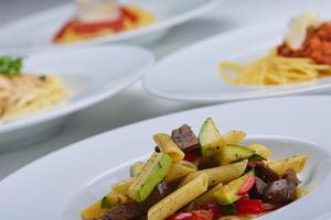 pasta con gambas, hierbas y setas foto