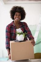 chica negra mudándose al nuevo apartamento foto