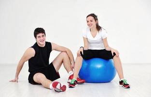 feliz pareja joven entrenamiento físico y diversión foto