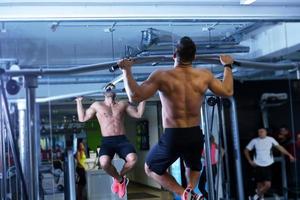 hombre guapo haciendo ejercicio en el gimnasio foto