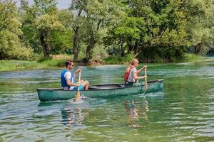 amigos están en canoa en un río salvaje foto