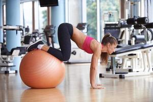 haciendo ejercicio en el gimnasio foto