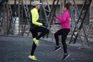 pareja calentando antes de trotar foto