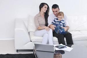 familia joven feliz divertirse en casa foto