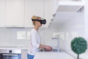 mujer usando gafas vr-headset de realidad virtual foto