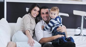 familia joven feliz divertirse en casa foto