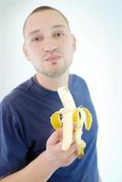 hombre comiendo banana foto