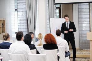 joven hombre de negocios dando una presentación en la conferencia foto