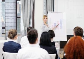 mujer de negocios dando presentación foto