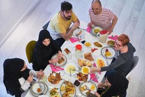 vista superior de la familia musulmana que tiene iftar durante el mes sagrado del ramadán foto