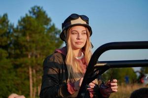 chica con casco y disfrutando de un paseo en buggy en una montaña foto