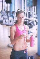 mujer con auriculares en el gimnasio foto