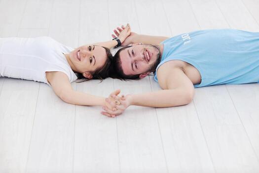 feliz pareja joven entrenamiento físico y diversión foto