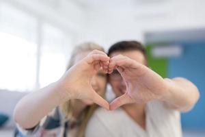 pareja haciendo corazón con las manos foto