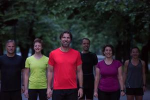 equipo de corredores en el entrenamiento nocturno foto