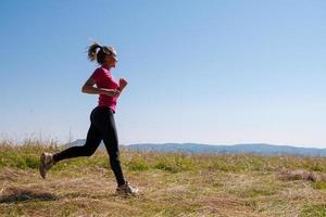 mujer joven corriendo foto