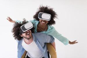 pareja multiétnica obteniendo experiencia usando gafas de auriculares vr foto