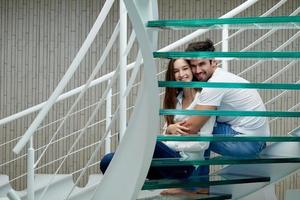 pareja joven relajada en las escaleras de casa foto