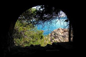 cielo azul y mar azul en la costa brava foto