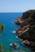 costa escarpada, costa mediterránea en la costa brava catalana, sant feliu de guixols foto