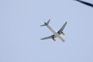 aviones comerciales que vuelan bajo cielos azules y llegan al aeropuerto foto