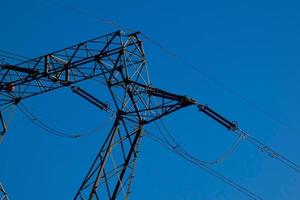 torres eléctricas metálicas que soportan cables de cobre para el transporte de electricidad foto