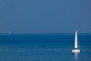 velero solitario en la costa mediterránea de la costa brava catalana foto