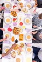 vista superior de la familia musulmana multiétnica moderna que tiene una fiesta de ramadán foto