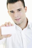 joven hombre de negocios con tarjeta vacía aislado en blanco foto