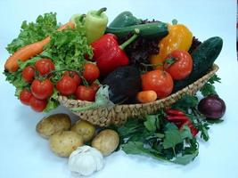 verduras frescas en la canasta foto