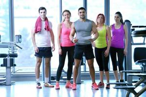 grupo de personas haciendo ejercicio en el gimnasio foto