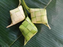 ketupat en indonesia es una especie de forma de cocinar arroz insertando arroz en una hoja de coco que tiene forma de diamante. luego al vapor. muy famoso en indonesia. generalmente aparece en eid al-fitr foto