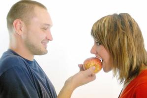 pareja saludable con manzana foto